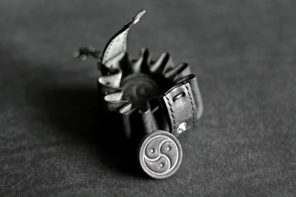 bourse en cuir et jetons symbole BDSM