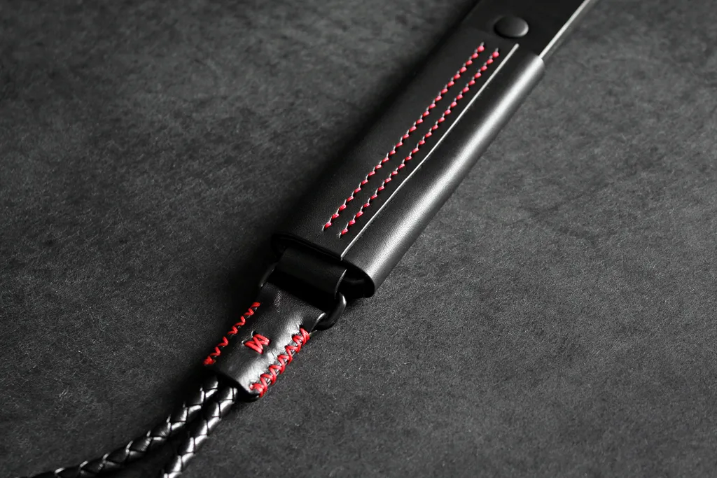 paddle bdsm cuir couture rouge sur cuir noir