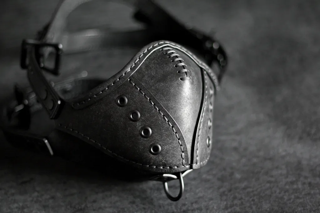 muselière en cuir noir bdsm fait main
