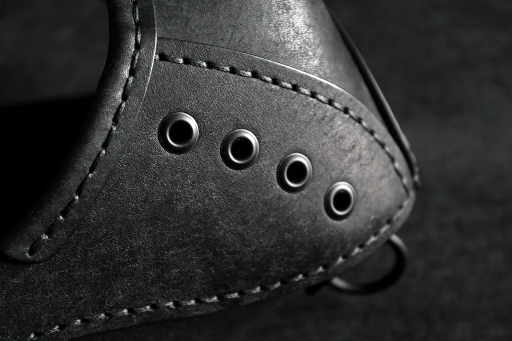 détails muselière en cuir noir bdsm fait main