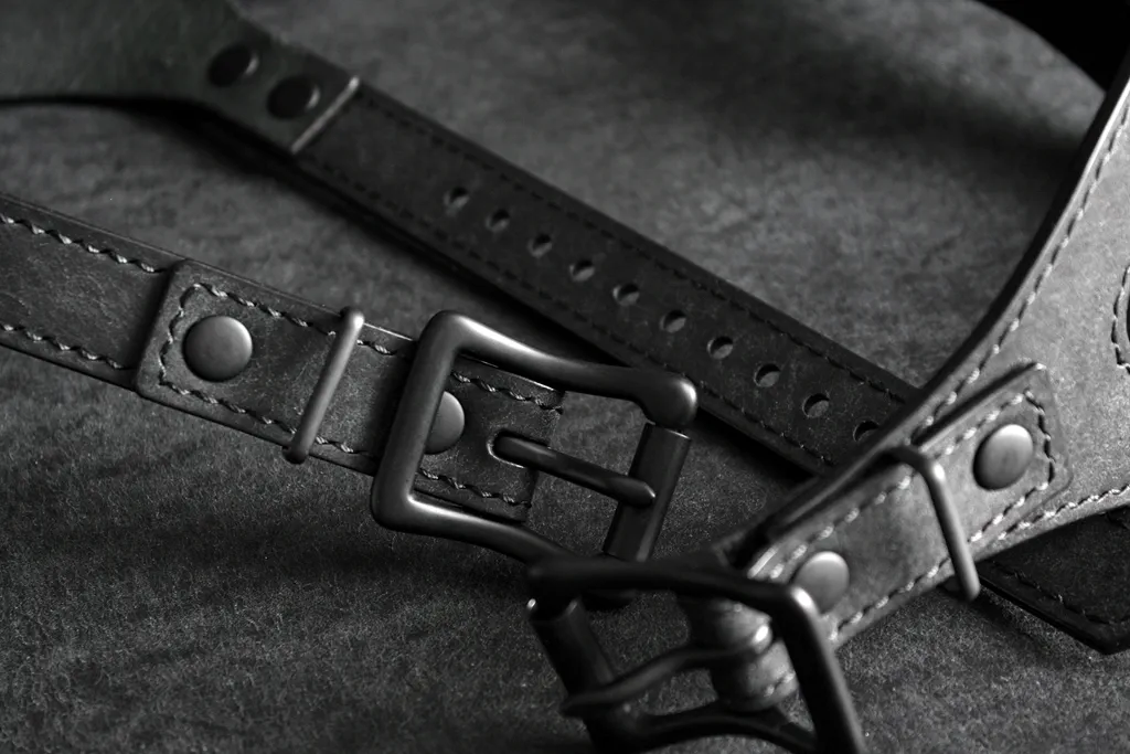 sangles muselière en cuir noir bdsm fait main bouclerie laiton finition noir mat haut de gamme