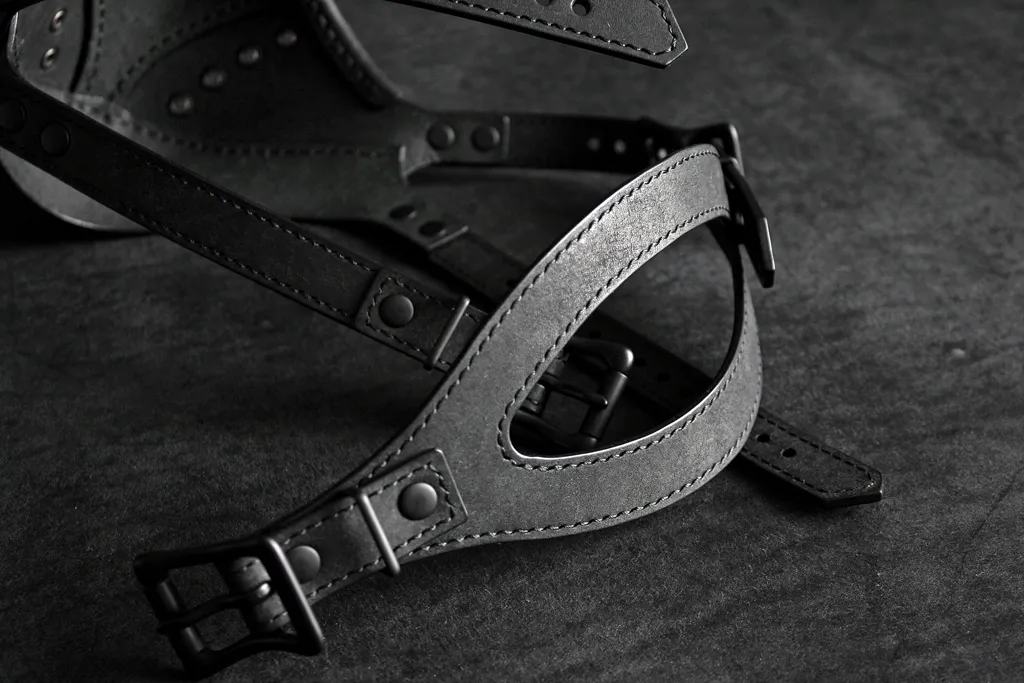 sangles muselière en cuir noir bdsm fait main bouclerie laiton finition noir mat haut de gamme 1
