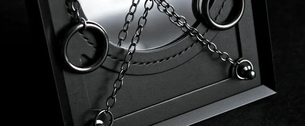 cadre décoratif BDSM en cuir noir avec miroir et chaines crcreation