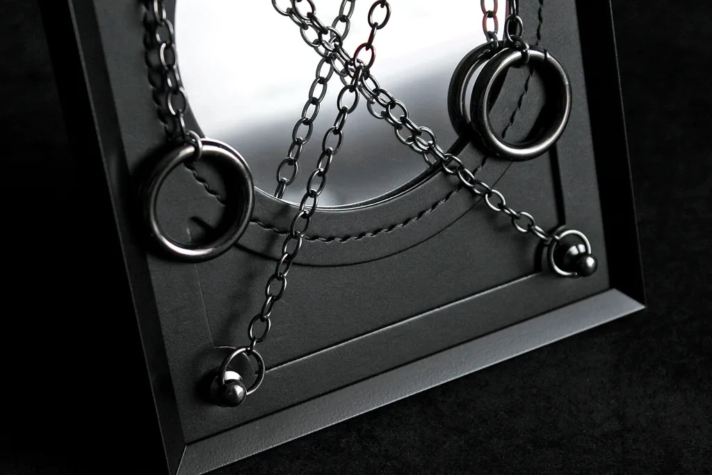 cadre décoratif BDSM en cuir noir avec miroir et chaines crcreation