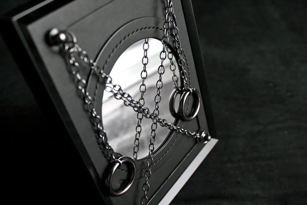 cadre décoratif BDSM en cuir noir avec miroir et chaines crcreation
