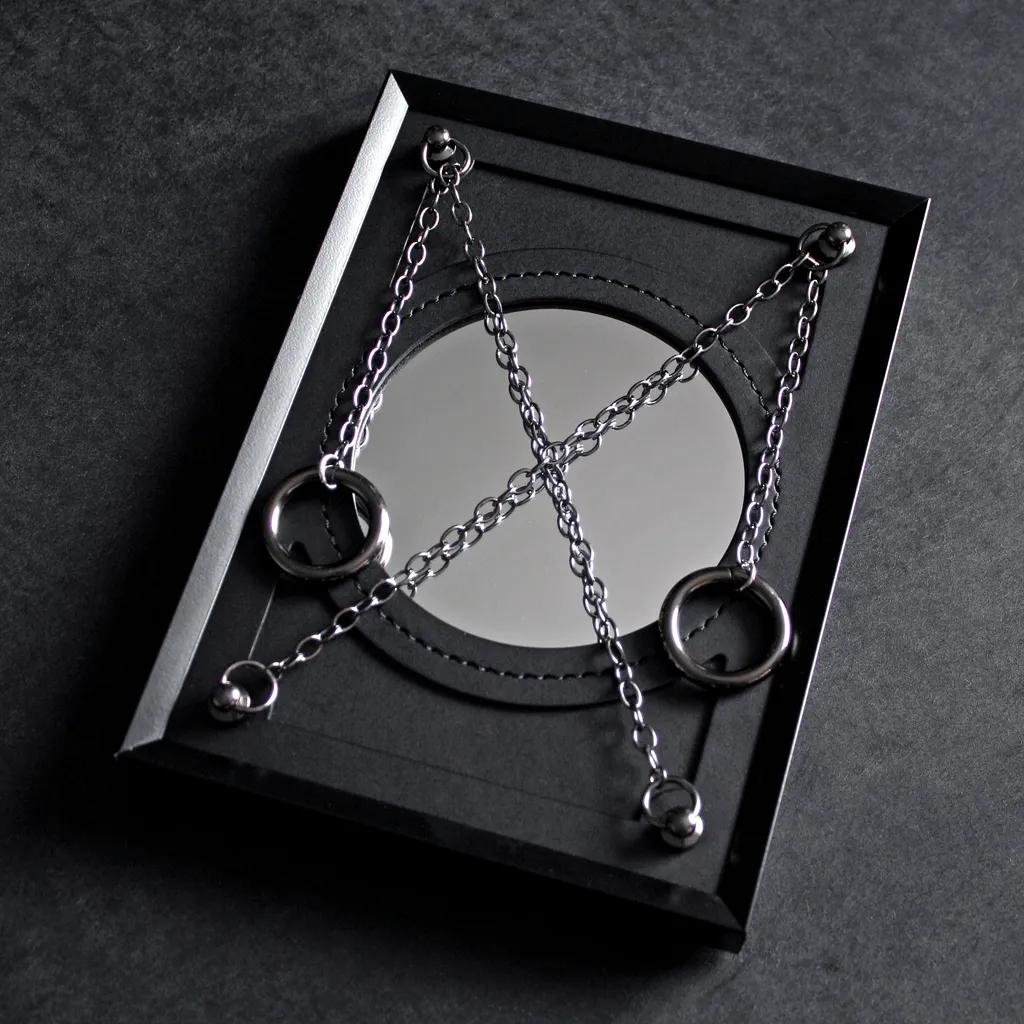 cadre décoratif BDSM en cuir noir avec miroir et chaines crcreation